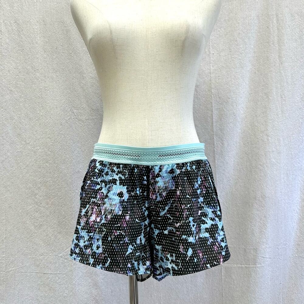 Lululemon Split Second floral‎ sport tranquil running short size 8 athleisure